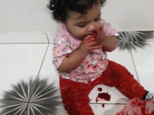 Bebês da CEI “Profª Monique Muniz De Carvalho se divertem com tinta de beterraba