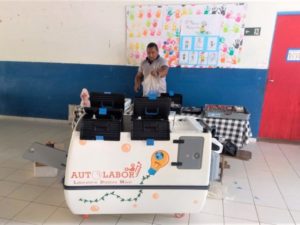 Educação: técnicos montam laboratório móveis de ciências no município