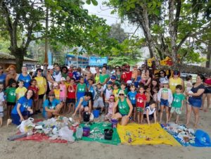 Emei Idalina Graça reúne alunos e pais em ação de limpeza de praia