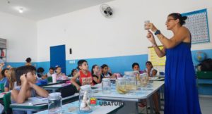 Alunos da EM Olga Gil exploram acervo marinho em aula de educação ambiental